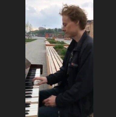 В российском городе взяли под арест мужчину, который сыграл на пианино гимн Украины на набережной