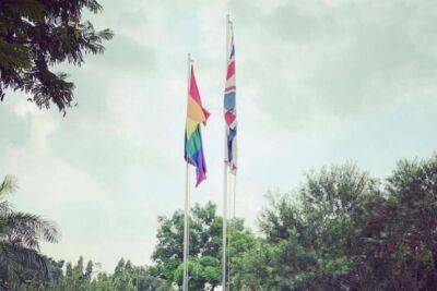 Посла Британии в Джакарте вызвали в МИД из-за флага ЛГБТ