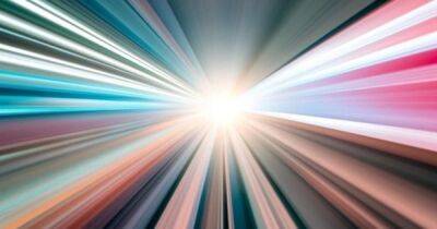 Быстрее скорости света: ученые рассказали, кто может перешагнуть непреодолимый порог