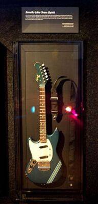 Гитара, на которой Курт Кобейн играл в клипе Smells Like Teen Spirit, продана за 4,3 миллиона евро