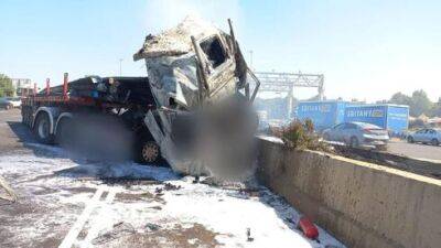 Видео: на шоссе № 6 загорелся грузовик, водитель сгорел заживо