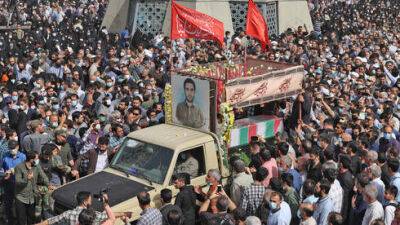 На похоронах убитого иранского офицера в Тегеране толпа кричала: "Смерть Израилю!"