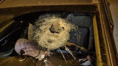 Палестинцы забросали камнями машину сына депутата кнессета