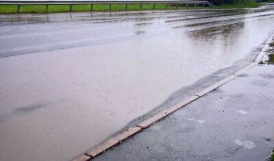 Тюменцы жалуются на отсутствие тротуаров и затопленные остановки