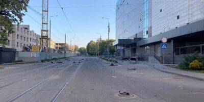 В Запорожье российская ракета попала в торговый центр — видео момента удара