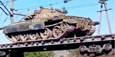 Соцсети: РФ расконсервировала для отправки т в Украину устаревшие советские танки T-62 — видео