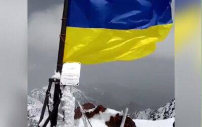 На Пике имени Путина в Кыргызстане установили флаг Украины
