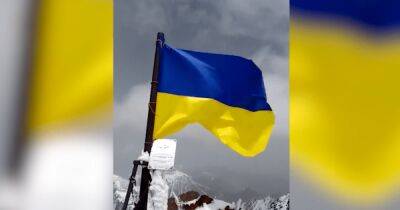 В Кыгрызстане подняли флаг Украине на пике имени Путина (видео)