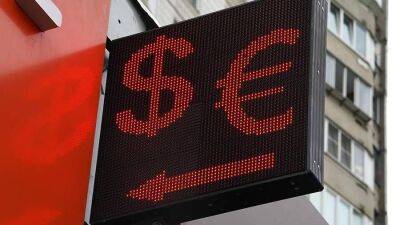 Доллар и евро подскочили на 1,5 рубля