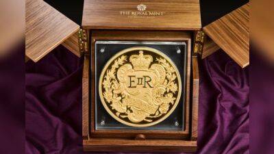 Королевский монетный двор выпустил самую большую монету в честь юбилея королевы Елизаветы