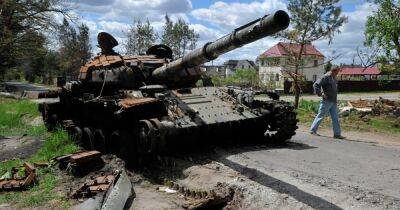 Отлетали гусеницы: ВСУ уничтожили два российских танка в Луганской области (видео)