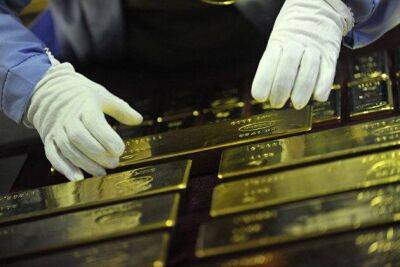 Цена золота снижается на более дорогом долларе в четверг утром