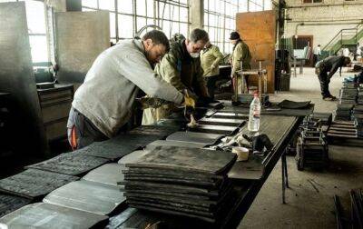 Метинвест выдал бронежилеты соцработникам в Донецкой области