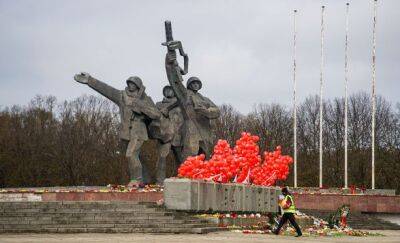 В Латвии хотят обязать муниципальные власти до 15 ноября снести советские памятники: сейм сделал первый шаг