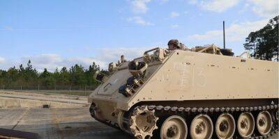 В Минобороне США показали, как отправляют бронетранспортеры M113 Украине