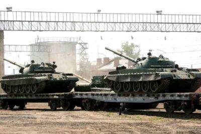 Это плохо для ВСУ: оккупанты гонят составы совковых танков Т-62 и Т-80 - какие проблемы начнутся на передовой