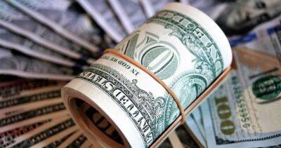 Ближайший курс доллара поразил экономистов