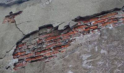 В Тобольске у здания музыкальной школы падает штукатурка
