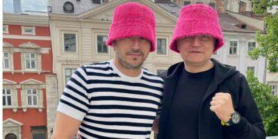 Мэр Львова сфотографировался в розовой панамке, чтобы помочь ВСУ