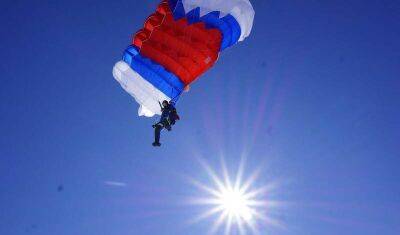 На соревнования в Тюменскую область приехали парашютисты со всей России
