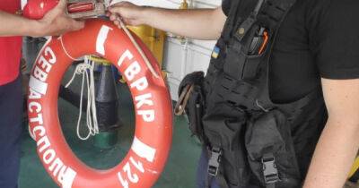 Остался один спасательный круг: моряки выловили в море остатки утопленной "Москвы" (ФОТО)