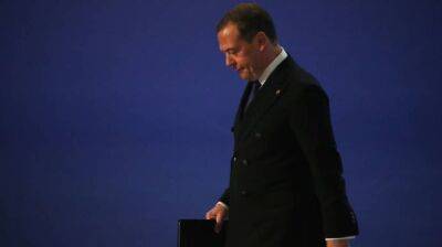 Медведев заявил, что пора закрыть рот людям, признанным "иноагентами"