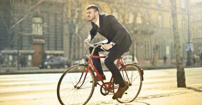 Почти половина автоводителей летом предпочитают велосипед