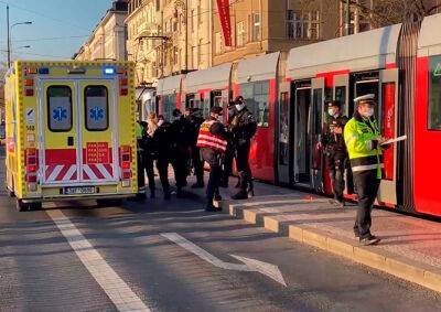 В Праге мужчина ножом угрожал пассажирам. Полиция открыла огонь