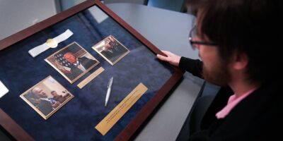 Именную ручку Байдена продали на аукционе за 600 тысяч грн. Деньги потратят на пикапы для ВСУ