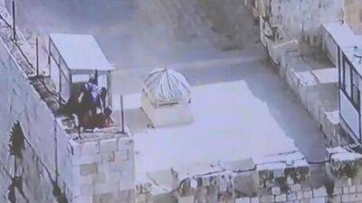 В День Иерусалима: араб помочился с Храмовой горы на евреев у Стены плача