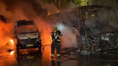 Подозрение на поджог: 8 автобусов сгорели дотла в Кирьят-Шмоне