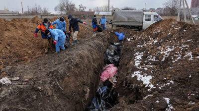 Россияне свозят трупы, которые вымыло из могил, в супермаркет Мариуполя – советник мэра