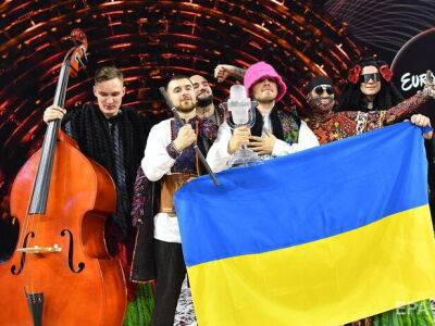 Названа сумма, которую удалось выручить группе Kalush Orchestra в поддержку ВСУ за микрофон с логотипом "Евровидения 2022" и розовую панаму