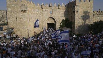 Палестинцы против израильского Марша с флагами