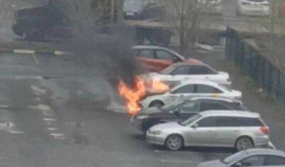 В Тюмени рядом с АЗС загорелся автомобиль