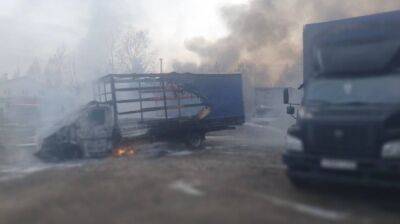 Причины пожара в Твери, уничтожившего десятки грузовиков, выясняют полицейские