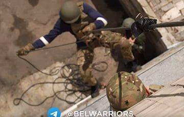 Бойцы батальона Калиновского готовятся у уличным боям в Украине