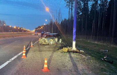 Водитель получил серьезные травмы, врезавшись в столб на трассе М10 в Тверской области