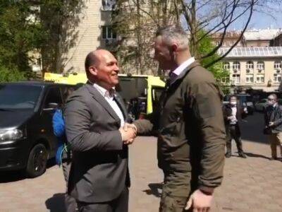 Мэр Брюсселя привез в Киев медикаменты и посетит четыре больницы, которые обеспечит оборудованием для протезирования – Кличко