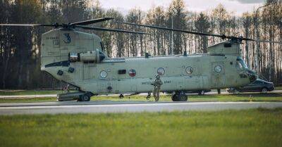 ФОТО. Ротация в Atlantic Resolve: в Латвию доставлены американские военные вертолеты