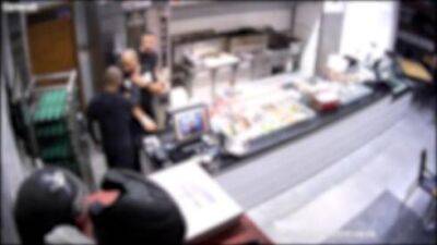 Видео: житель Акко избил сотрудника ресторана из-за тхины в сэндвиче