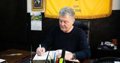 "Дожали": Порошенко с третьей попытки выехал из Украины