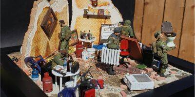Чтобы помочь Украине. Литовский художник выставил на аукцион миниатюры российских солдат-мародеров