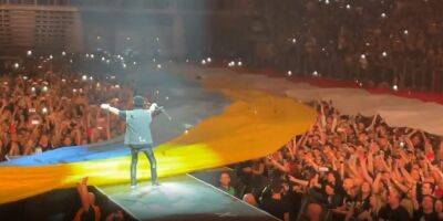 Под песню Wind Of Change. В Польше на концерте Scorpions развернули украинский флаг