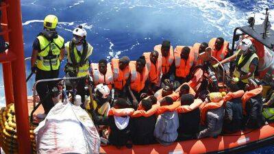 Почти 300 мигрантов с Ocean Viking высадились в Италии
