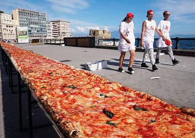 Видео: в Италии испекли самую длинную пиццу в мире
