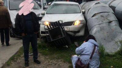 В Тюмени у ТРЦ «Колумб» произошло ДТП. Автомобиль отбросило на пешеходов