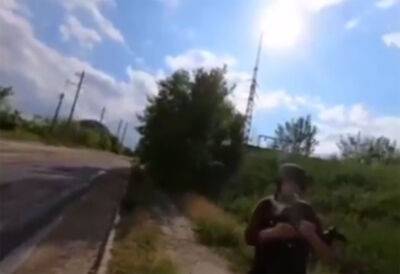 З'явилося відео, як група українських та іноземних журналістів потрапили під обстріл