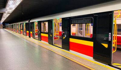 В метро Варшавы начали ходить чешские поезда: видео