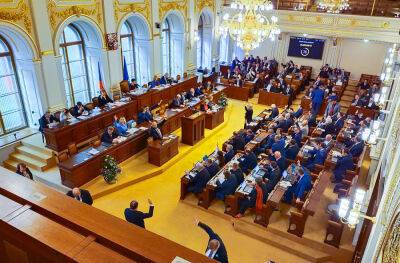 Парламент Чехии одобрил изменение условий выплаты 5000 крон беженцам